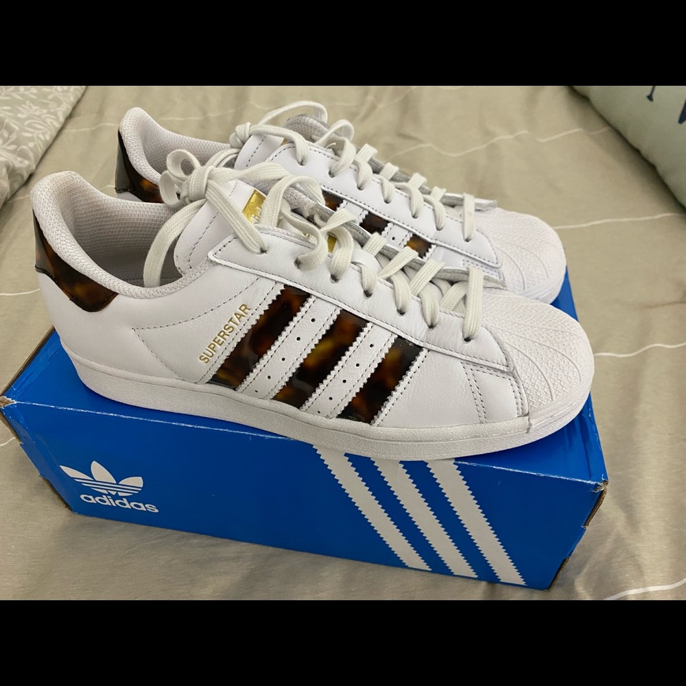 White with shiny tortoise shell stripe!  Only worn once (indoors!) …too big!